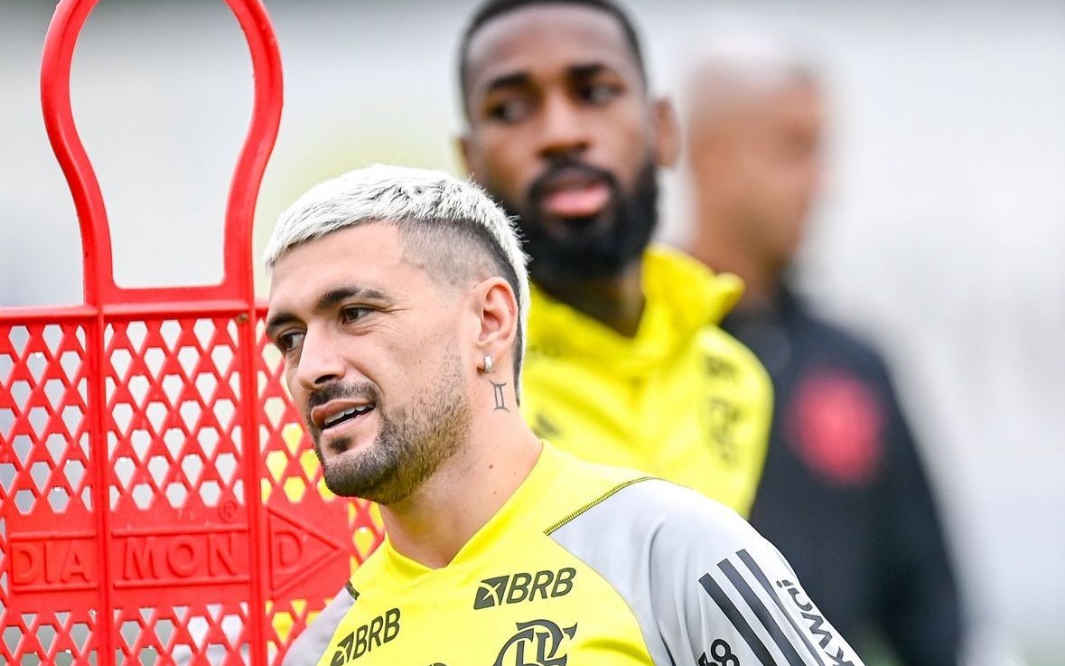 Filipe Luís lidera prática de pênaltis antes de confronto do Flamengo contra o Corinthians