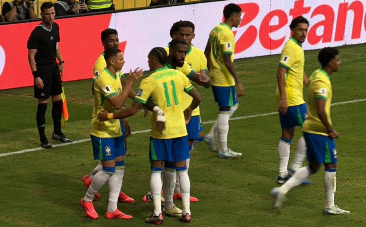 Gerson, do Flamengo, joga os 90 minutos e Brasil massacra o Peru