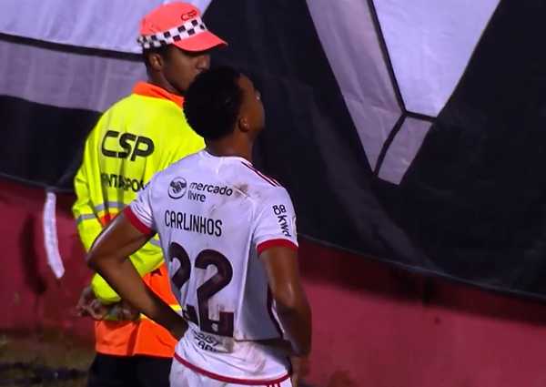 Carlinhos, autor do gol da vitória do Flamengo, doa camisa para projeto social da Bahia.