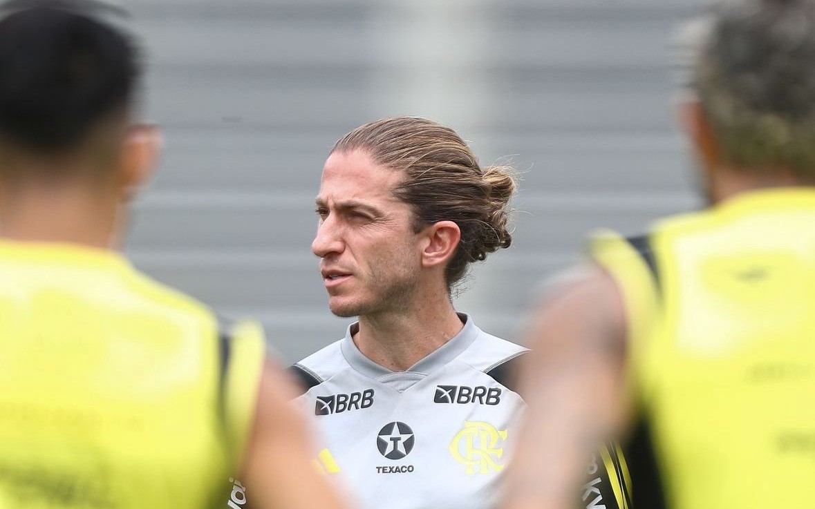 Filipe Luís conclui os preparativos para a partida do Flamengo contra o Juventude no Brasileirão.