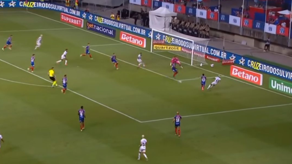 Laterais do Flamengo presente na área durante gol contra o Bahia.