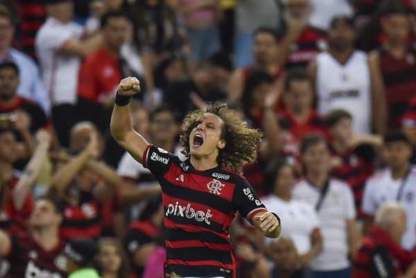 Dez anos depois da declaração marcante, David Luiz continua a “dar alegria para sua nação” e brilha como artilheiro no Flamengo