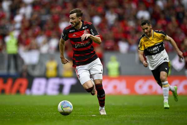 Prováveis titulares do Flamengo contra o Vitória: Varela, Viña, Léo Pereira e Allan indicados no treino