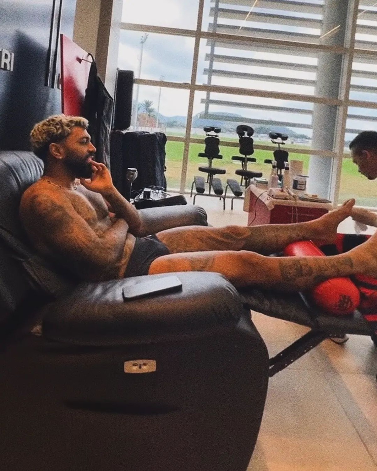 Após recusar proposta de renovação, Gabigol é flagrado relaxando no CT do Flamengo; vídeo registra momento tranquilidade do jogador.