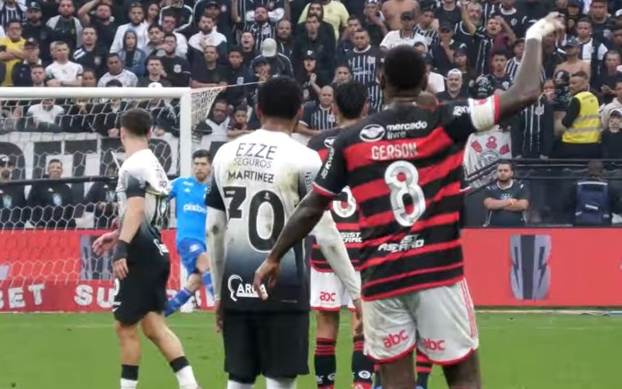 Jogador do Flamengo narra reação de Gerson após expulsão de Bruno Henrique contra o Corinthians