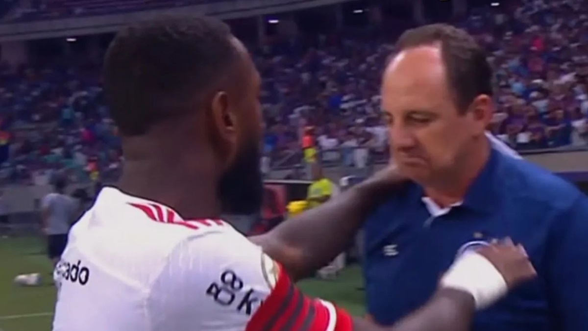 Transmissão flagra mensagem de Rogério Ceni para Gerson antes da partida do Flamengo