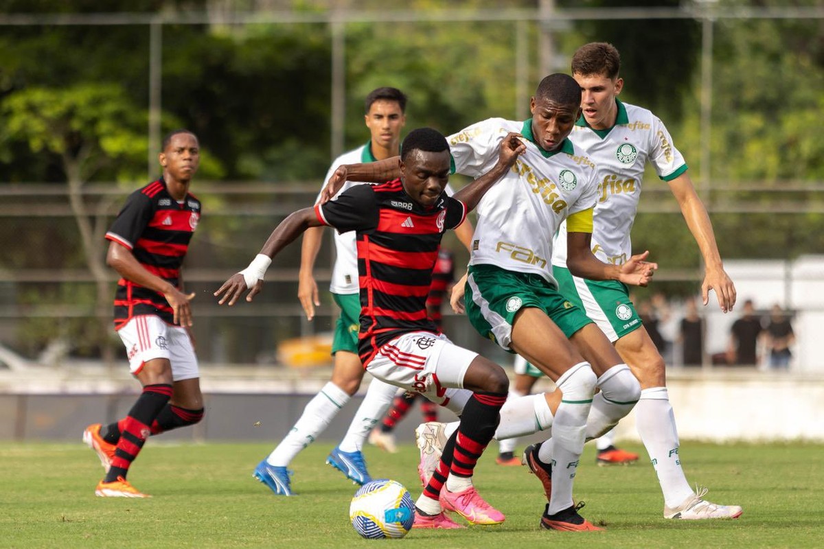 Com acordo atendendo às exigências do Flamengo, XV encaminha venda de atacante nigeriano do sub-20 para o exterior