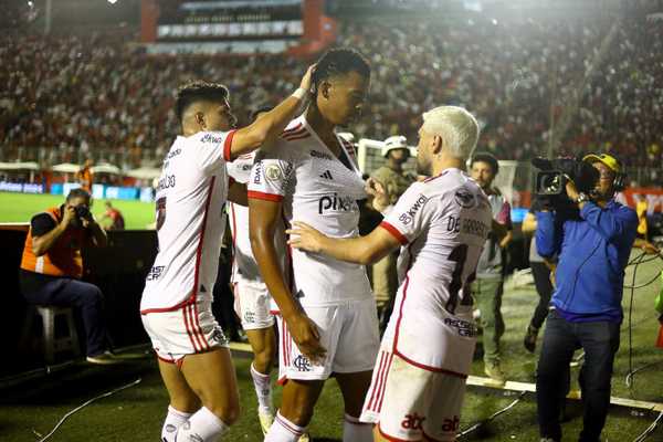 11 dos 37 pontos do Flamengo no primeiro turno do Brasileirão foram garantidos com gols no fim; confira