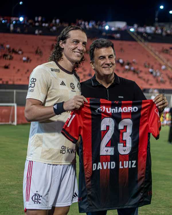 David Luiz recebe homenagem do Vitória no retorno ao Barradão após 17 anos e enfrenta o Flamengo