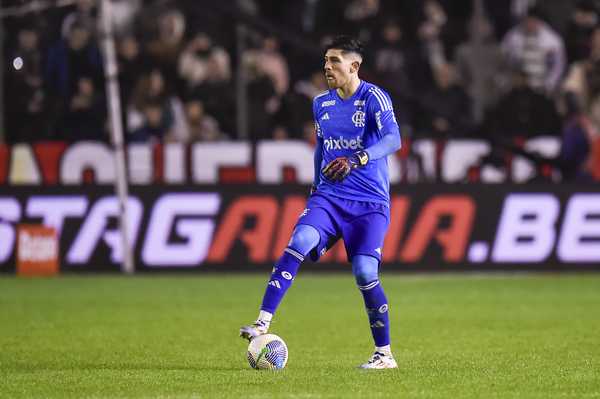 A quatro dias de celebrar seu primeiro ano no Flamengo, Rossi brilha em campo em sua melhor atuação pelo clube; confira suas defesas