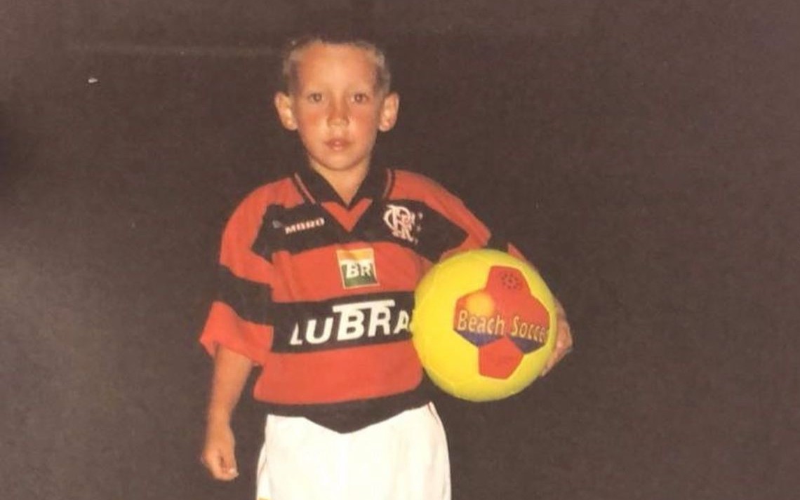 Léo Ortiz “causa furor” na web após foto de infância com camisa do Flamengo.