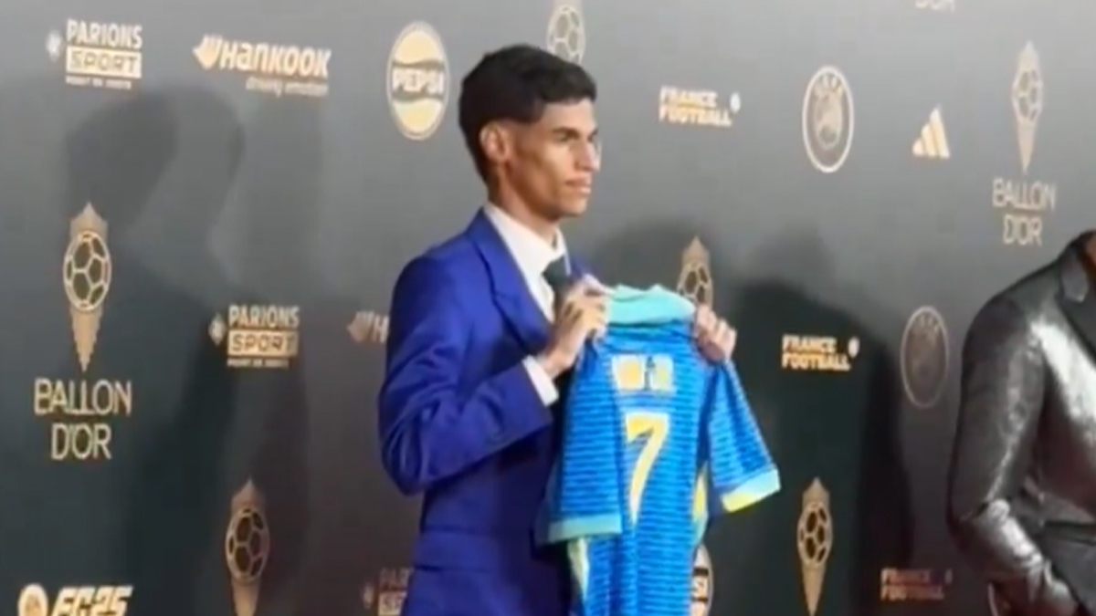 Luva de Pedreiro mostra camisa de Vini Jr na cerimônia da Bola de Ouro 2024