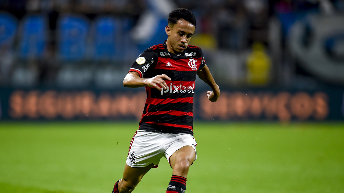 Matheus Gonçalves 'furou fila' e conquistou lugar no time do Flamengo