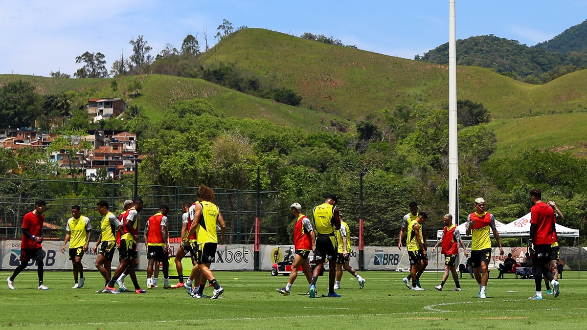 Filipe Luís experimenta novo trio de jogadores em treino do Flamengo