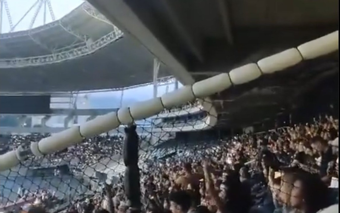 Torcedores celebram a classificação do Flamengo para a final da Copa do Brasil no estádio do Botafogo.