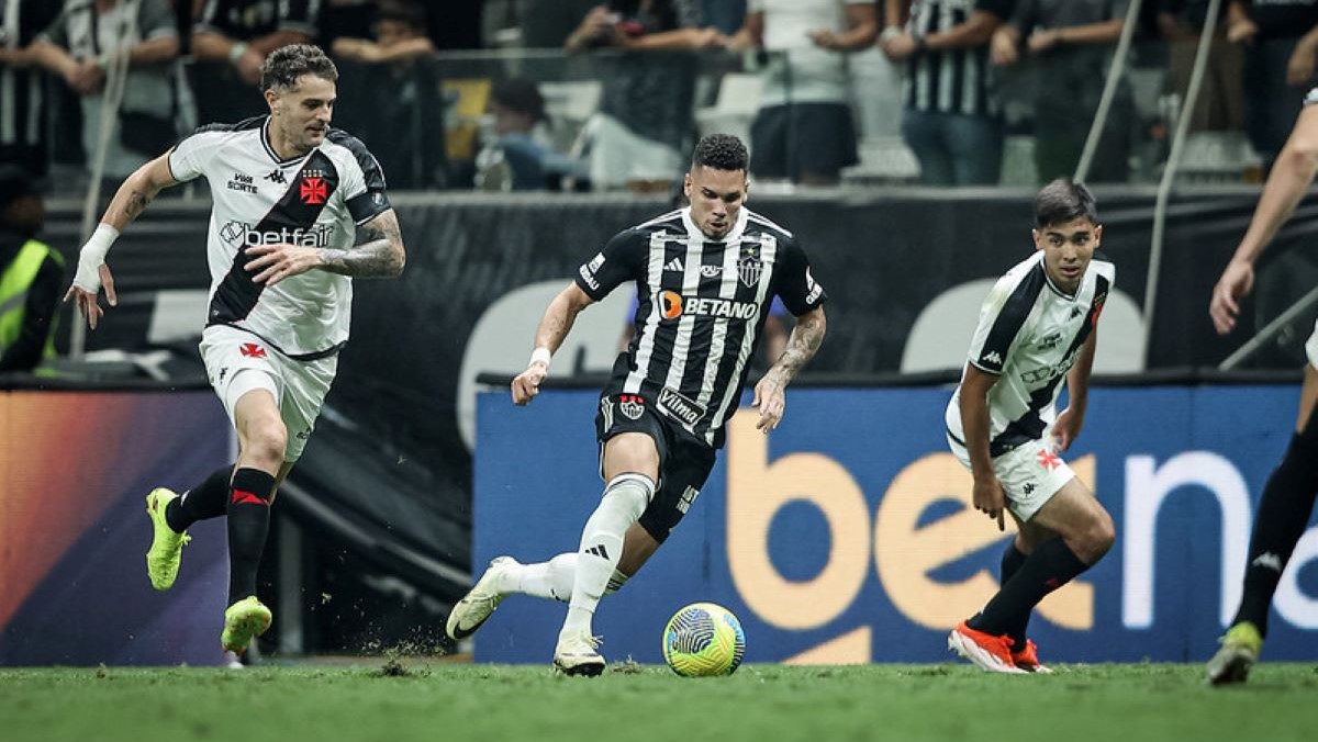 Time adversário do Flamengo sai da partida entre Vasco e Atlético-MG.