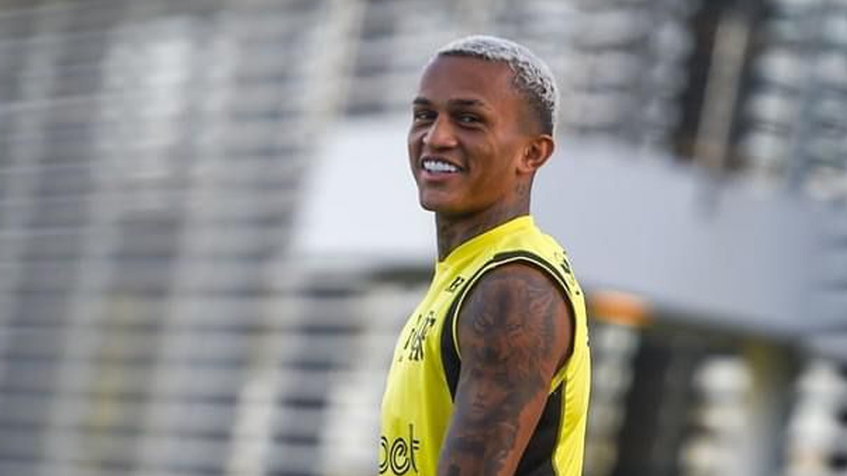 Wesley provoca jogador do Corinthians novamente: "Ambiente tenso"