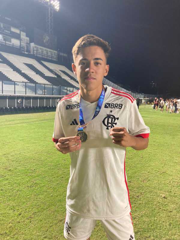 Após passagem de sete anos no Vasco, zagueiro sub-17 conquista título pelo Flamengo em São Januário