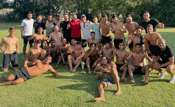 Filipe Luís se despede do Flamengo Sub-17 em churrasco e revela data de estreia como técnico no sub-20; confira!