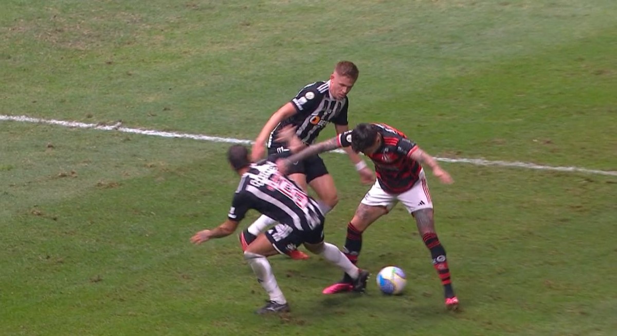 CBF divulga áudio do VAR em lance polêmico entre Atlético-MG e Flamengo: Pênalti não marcado em Pulgar