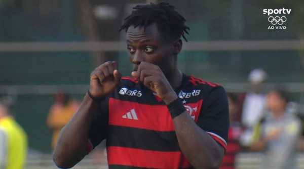 Shola e Zé Welinton provocam Botafogo com gesto de chororô após vitória do Flamengo Sub-20