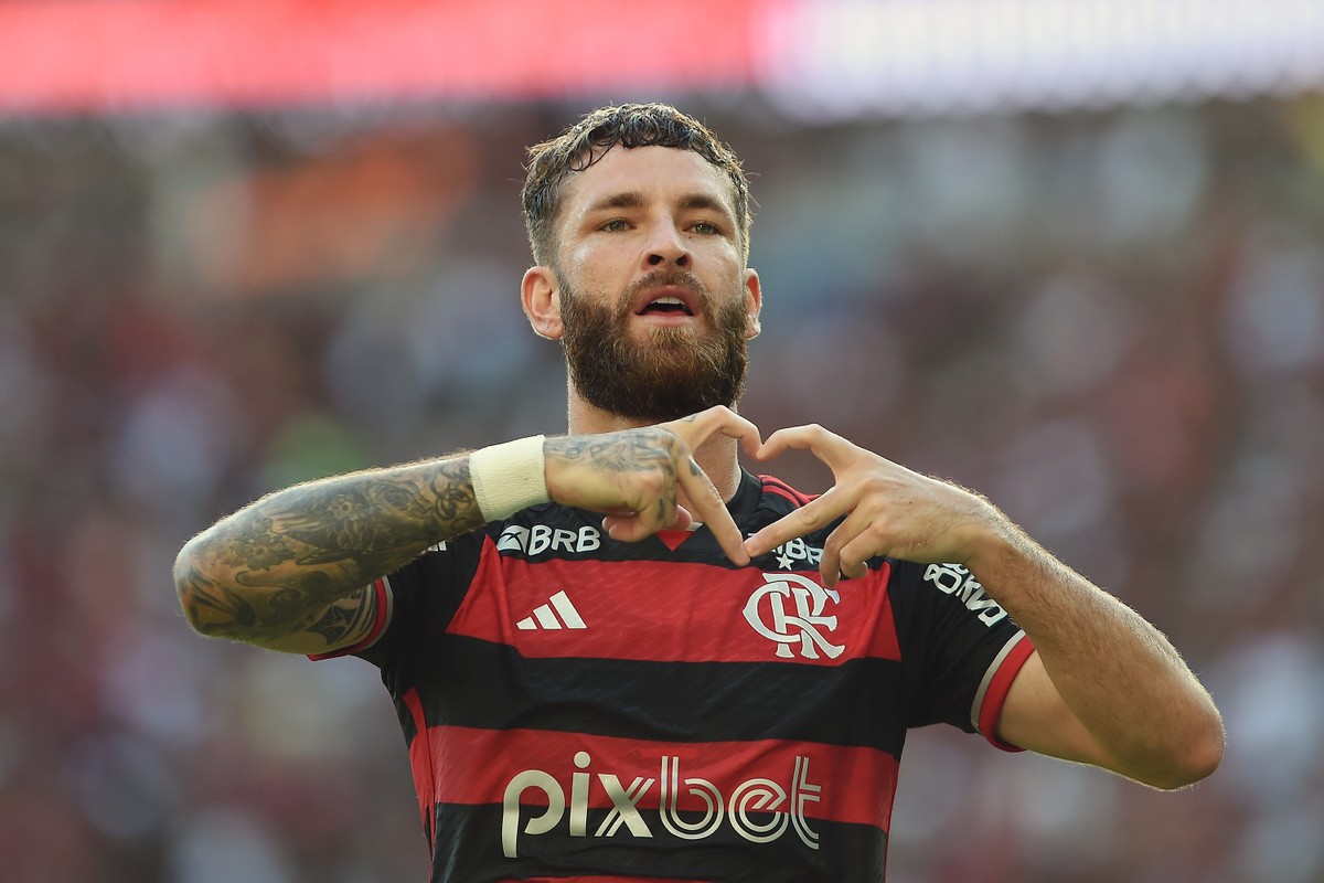 Léo Pereira saiu machucado no jogo do Flamengo contra o Bolívar e será reavaliado por lesão na coxa esquerda.