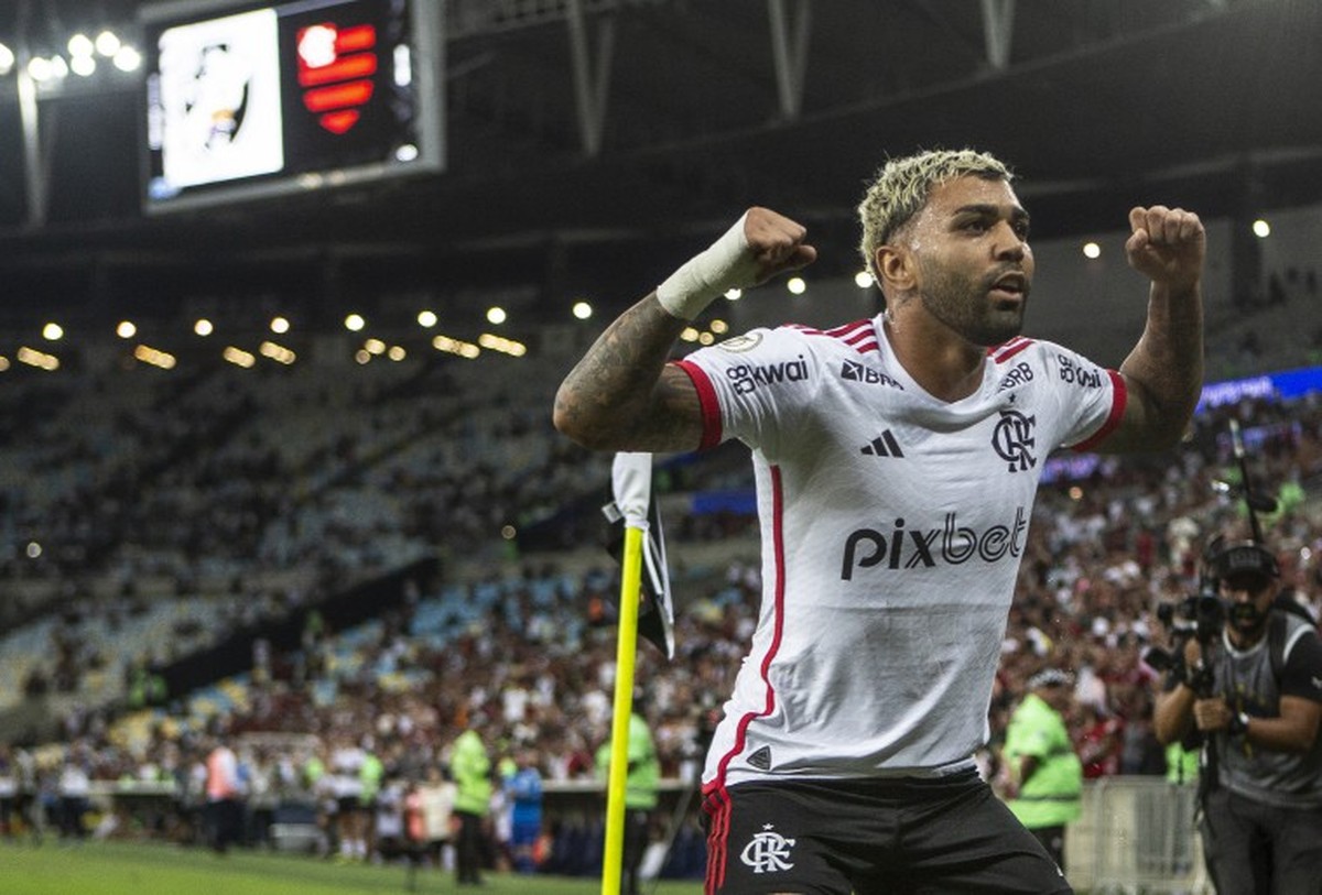 Gabigol é ovacionado pela torcida do Flamengo ao marcar gol crucial contra o Vasco depois de ser vaiado