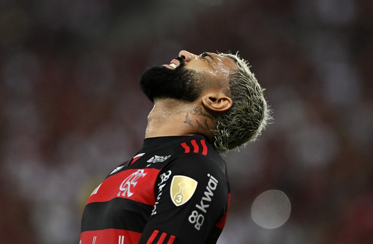 Gabigol exibe faca nas costas e torcida da Gávea se surpreende