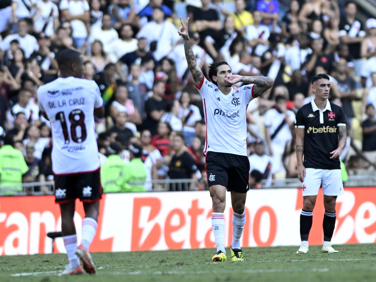 Flamengo responde às críticas a Tite com goleada histórica sobre o Vasco, mostrando superioridade e virando o jogo.