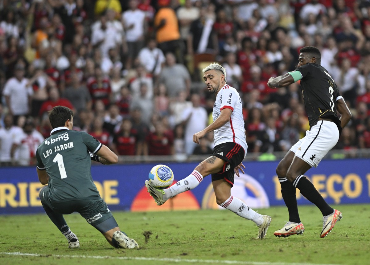 A bravura de Álvaro Pacheco levou o Vasco a ser derrotado impiedosamente pelo Flamengo