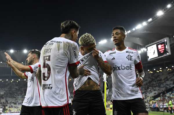 Flamengo arrasa Vasco e torcida reage à histórica goleada: lá vêm eles de novo