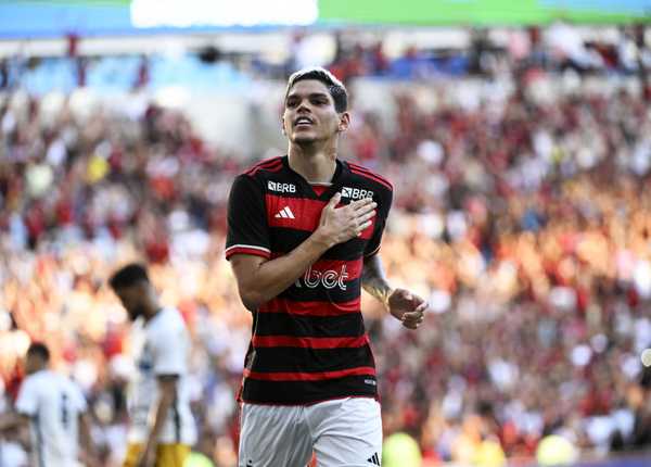 Ayrton Lucas não se recupera a tempo e desfalca Flamengo contra Grêmio