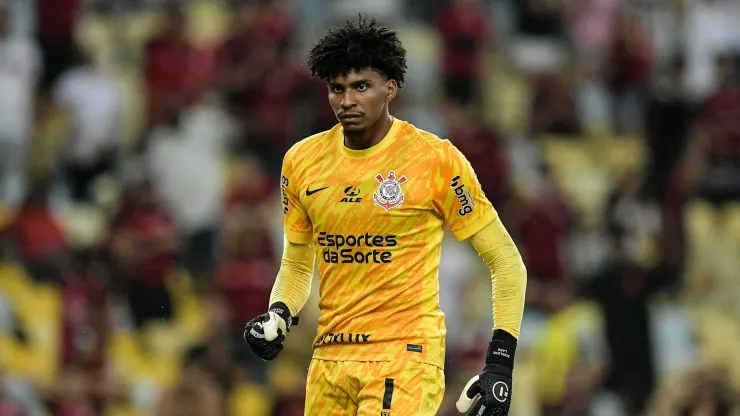 Corinthians discute aumento de salário com goleiro Hugo Souza para renovar contrato.