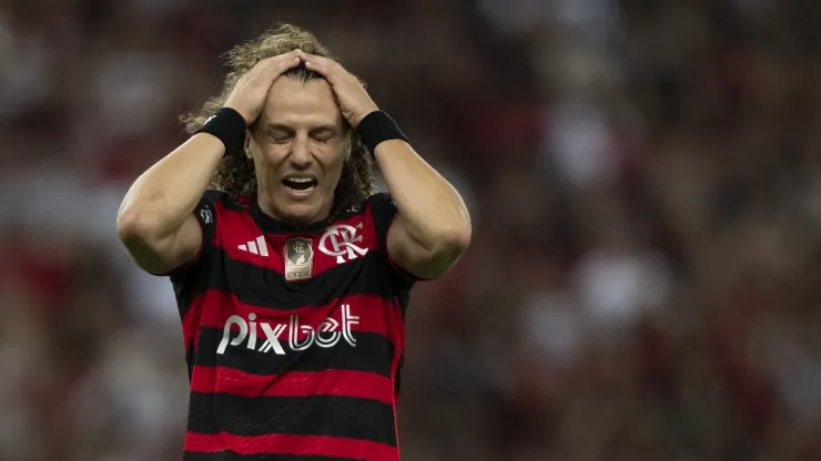 David Luiz desperdiça pênalti e solicita cartão para Alex Sandro do Flamengo, buscando equilibrar a situação.