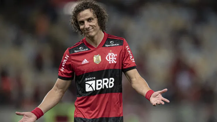 Dublador flagra David Luiz, do Flamengo, distraindo time do Cruzeiro antes do gol de falta.