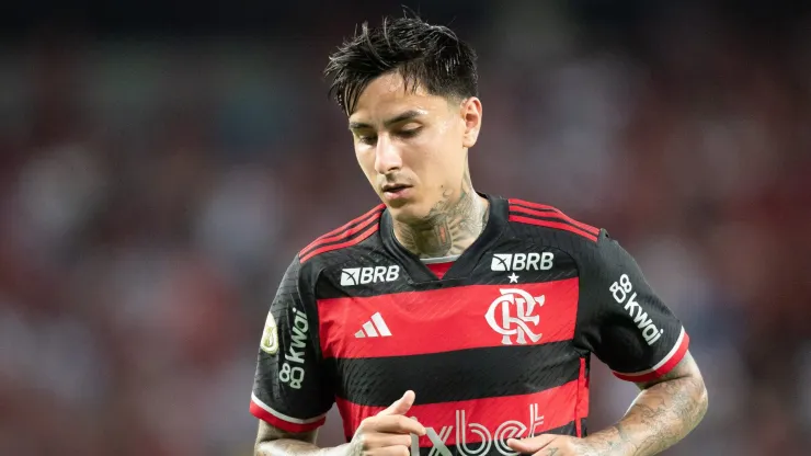 Erick Pulgar rejeita 3 ofertas de renovação do Flamengo, optando por permanecer na equipe.