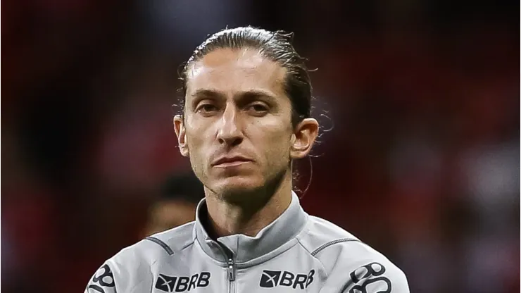 Filipe Luís decide dispensar medalhão do Flamengo e rescinde contrato para garantir saída definitiva.