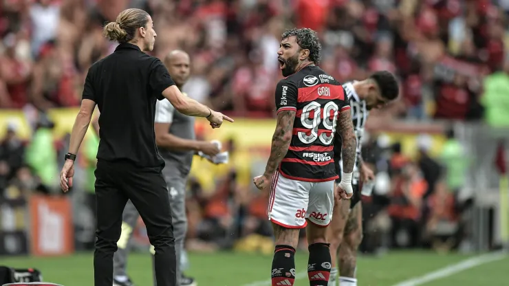 Filipe Luís fala sobre a saída de Gabigol do Flamengo durante coletiva.