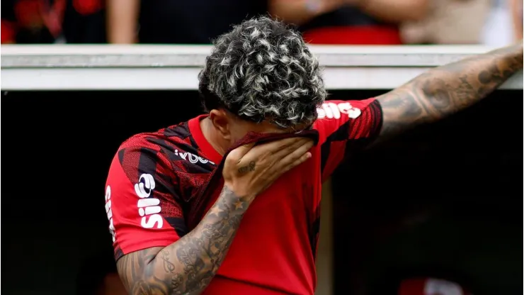 Gabigol corre o risco de ser afastado do Flamengo após anunciar sua saída e enfrentar mais um problema nos bastidores.