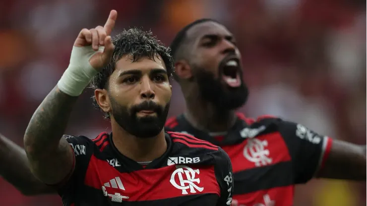 - Gabigol comemorando o gol na frente do Gerson - Foto: Wagner Meier/Getty Images