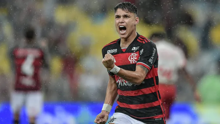 Luiz Araújo retorna aos treinos no Flamengo e inicia processo de recuperação gradual.