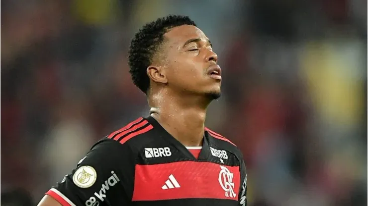 Saída de Carlinhos, David Luiz e mais 2 jogadores do Flamengo é necessária para manter equilíbrio no elenco.