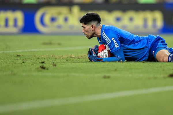 Rossi comemora sorte em bola na trave contra o Flamengo e afirma: “Se tivesse entrado, seria complicado”