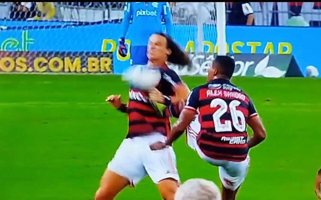 Dublador desvenda conversa após falta de Alex Sandro em David Luiz durante partida do Flamengo no Maracanã