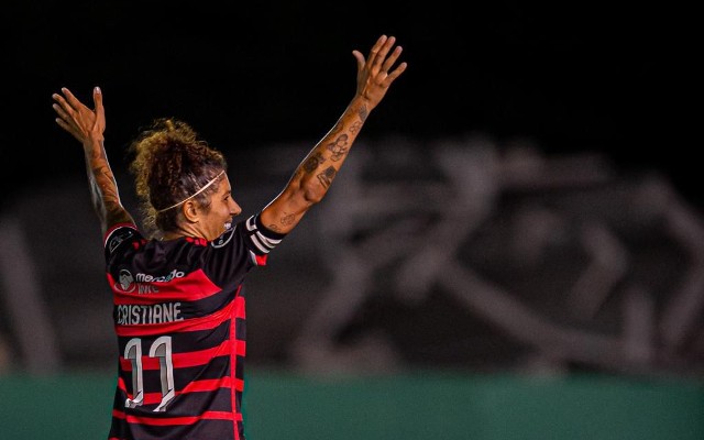 Flamengo anuncia prorrogação de contrato de atacante até 2026