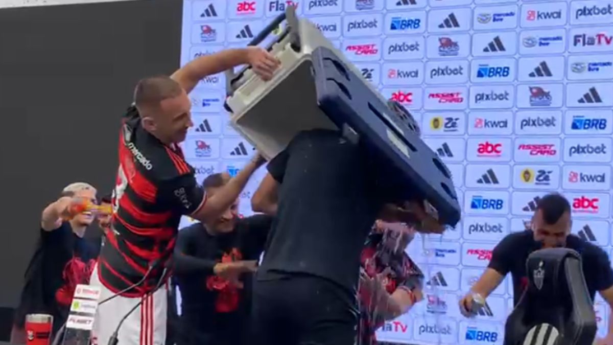 Filipe Luís é surpreendido com banho de gelo após conquista do Flamengo