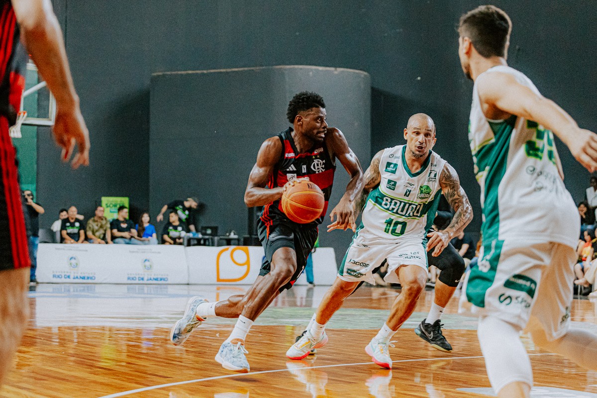 Flamengo derrota Bauru novamente e fica mais perto da vaga na final do NBB