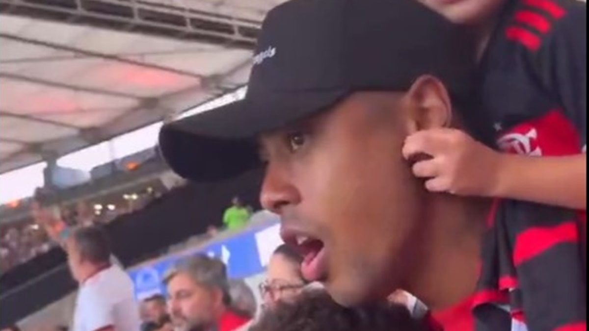 Bruno Henrique é pego cantando música para Gabigol