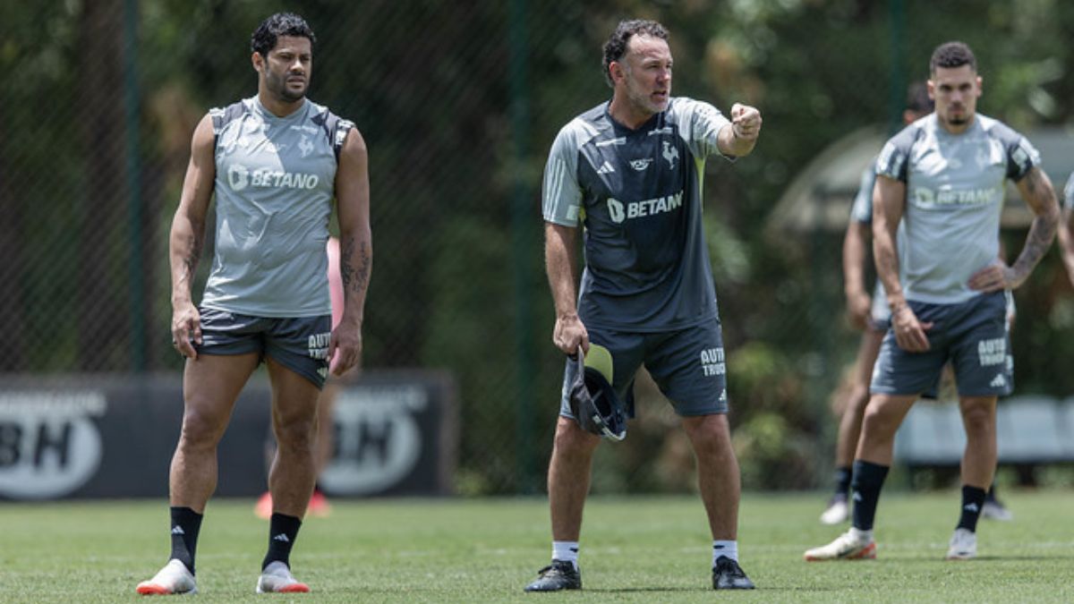 Milito aponta possível escalação do Atlético-MG para o confronto contra o Flamengo