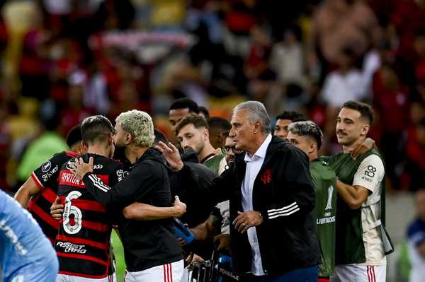 Tite e torcedores do Flamengo aplacam nervosismo com goleada e celebram na Libertadores; vídeo